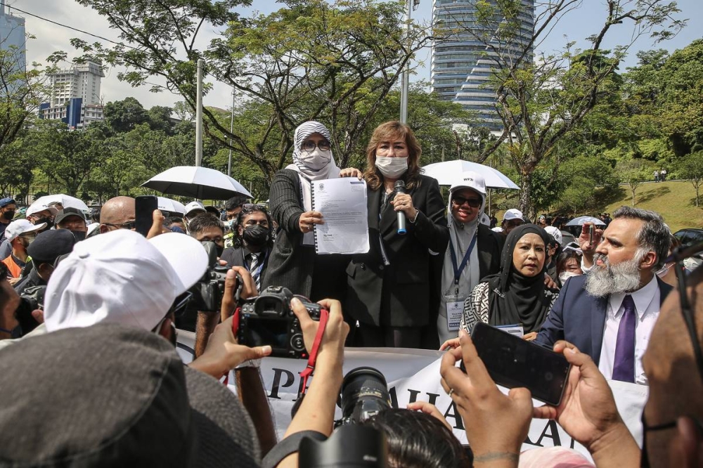 Deputy Law Minister Mas Ermieyati Samsudin holding up the memorandum she received from Bar president Karen Cheah during the Walk for Judicial Independence at Padang Merbok in Kuala Lumpur June 17, 2022. ― Picture by Yusof Mat Isa