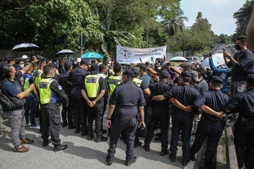 Police performing a barrier preventing some lawyers from marching to Parliament from Padang Merbok in Kuala Lumpur June 17, 2022. — Picture by Yusof Mat Isa