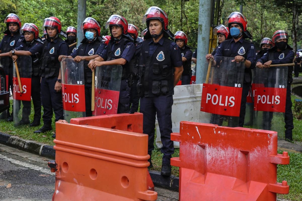 Police performing a barrier preventing some lawyers from marching to Parliament from Padang Merbok in Kuala Lumpur June 17, 2022. — Picture by Yusof Mat Isa