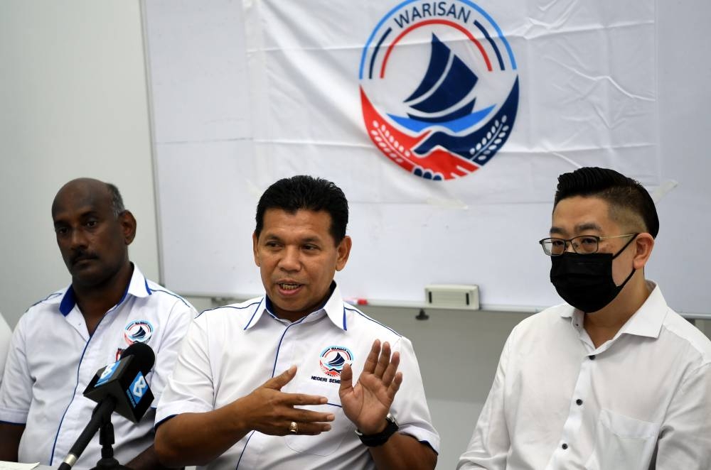 Negri Sembilan Warisan chairman Datuk Azman Idris (centre) speaks to the media in Seremban, June 17, 2022. — Bernama pic 