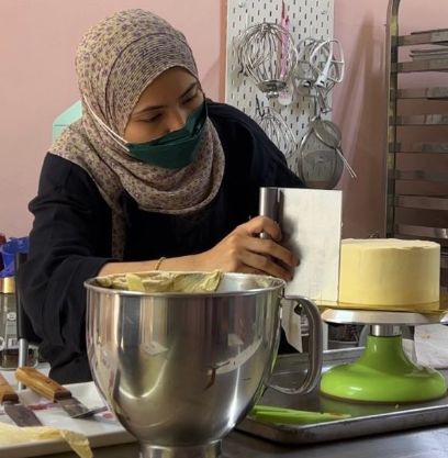 Dolly Bakes KL owner Nur Nazreen Adriyana Roslan making cakes for her clients. — Picture courtesy of Dolly Bakes KL. 