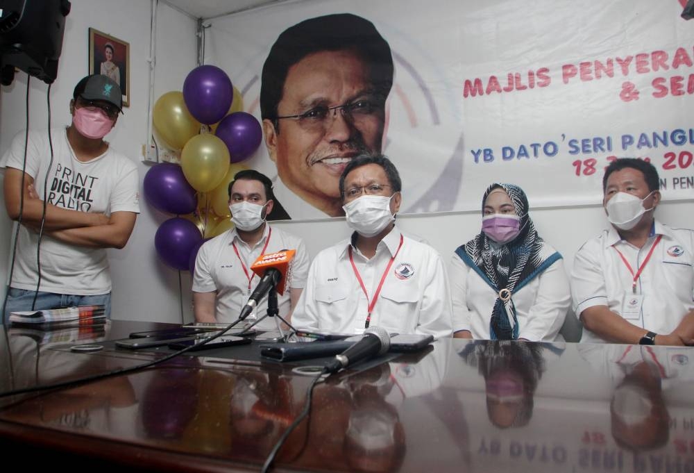 Warisan President, Datuk Seri Mohd Shafie Apdal (third right) at a press conference in Taman Shantin, Ipoh on June 18, 2022. ― Bernama pic