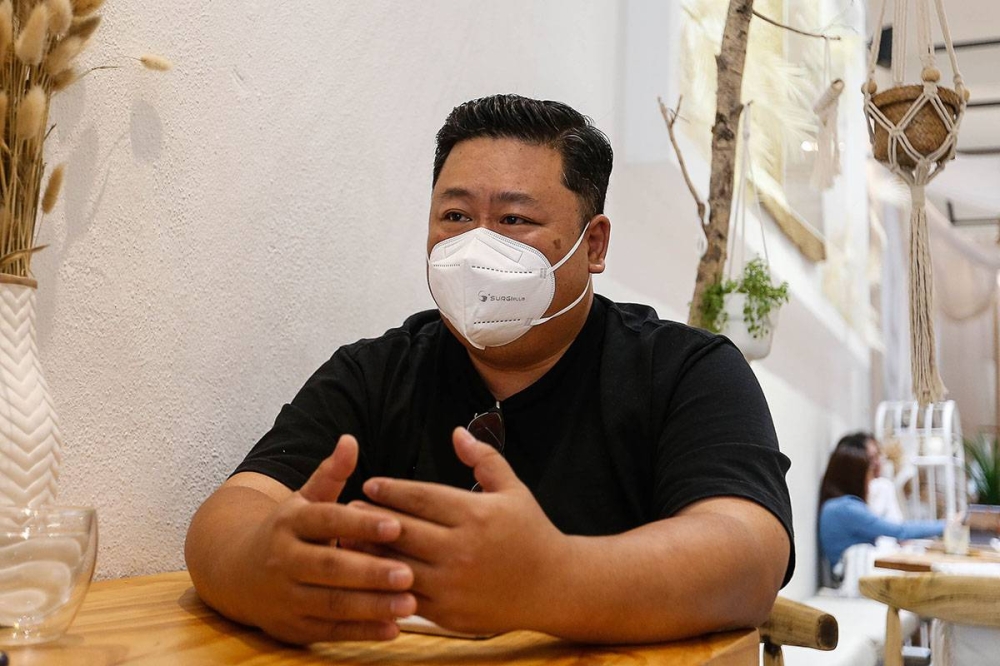 Desmond Khoo, proprietario dell'Utoo Boho Cafe, parla con Malay Mail.  — Foto di Sayuti Zainudin