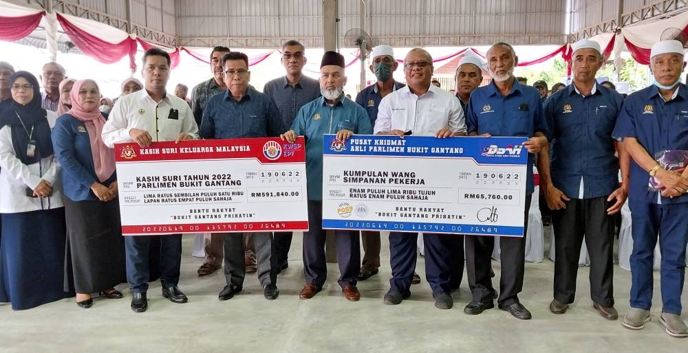 Malaysian Fisheries Development Authority (LKIM) chairman Datuk Syed Abu Hussin Hafiz Syed Abdul Fasal (5th right) poses for a picture with recipients of Bantuan Kasih Suri Keluarga Malaysia at the P059 Service Centre in Taiping June 19, 2022. — Bernama pic