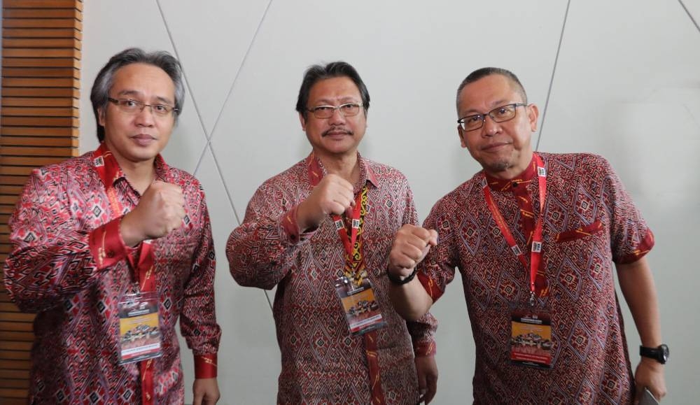 A handout photo shows (from left) Saribas assemblyman Mohammad Razi Sitam, Demak Laut assemblyman Dr Hazland Abang Hipni and Semop assemblyman Datuk Abdullah Saidol posing during the PBB Convention at BCCK June 19, 2022. — Borneo Post pic