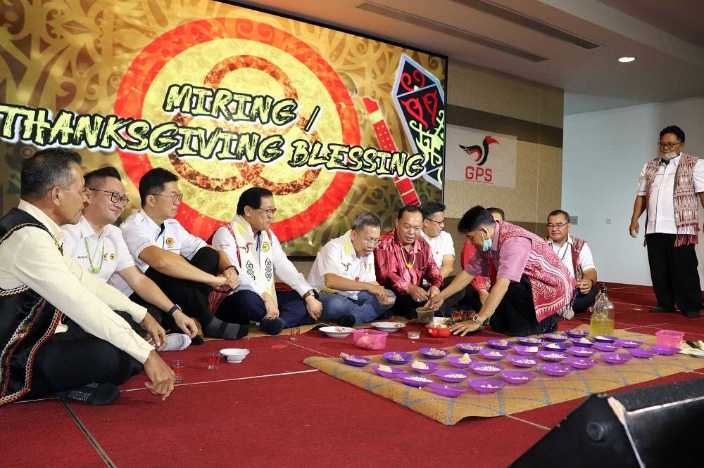 Dr Sim (fifth left) performs the ‘miring’ ceremony during the event as (from second left) Tiang, Lau, Harden, Stanley, Chieng and others look on. — Borneo Post pic