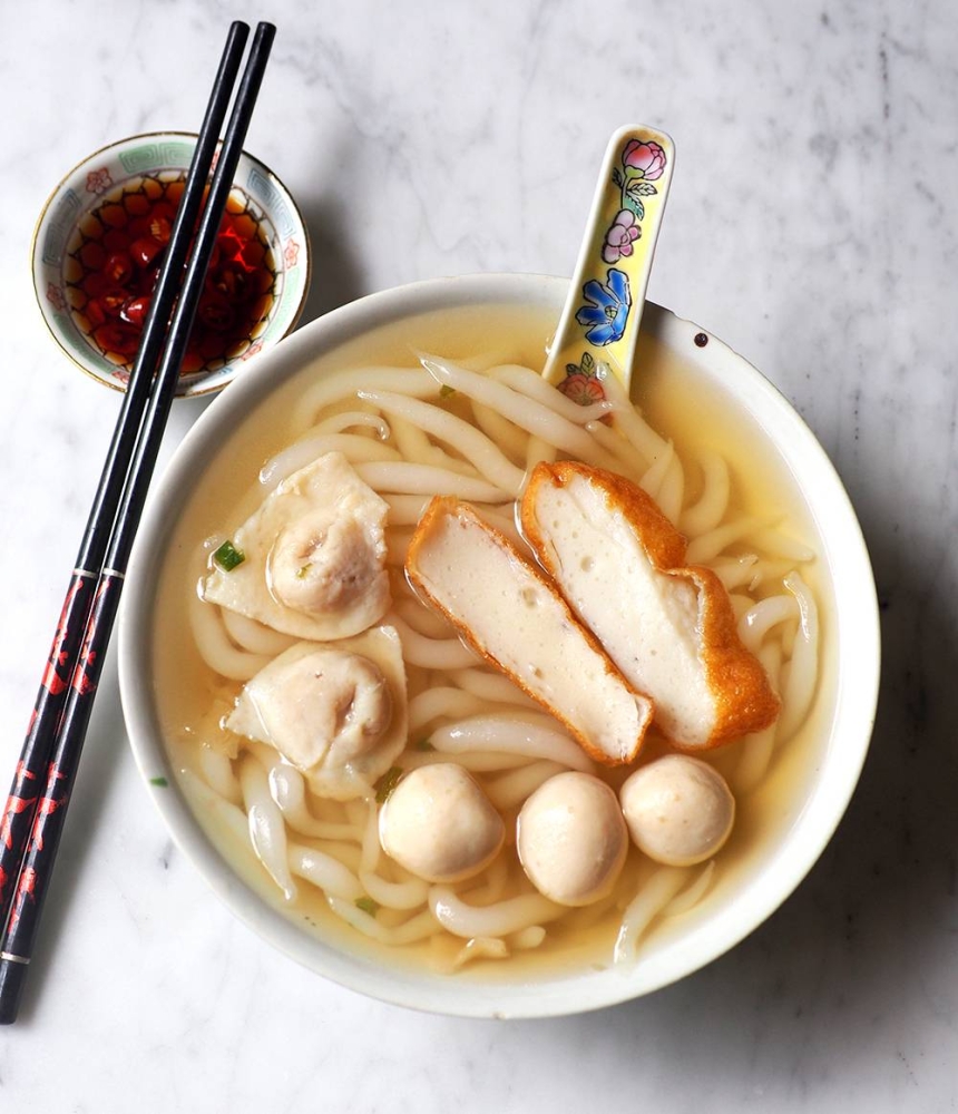 The basic bowl of noodles is served with three fishballs, two pieces of fish skin dumplings and fish cake slices.