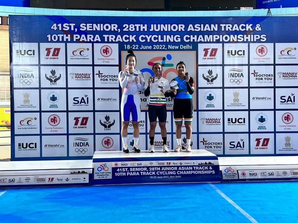 Nurul Izzah (centre) claimed the title after clocking 35.499 seconds at the Indira Gandhi Sports Complex Velodrome in New Delhi. — Picture via Facebook/Majlis Sukan Negara Malaysia