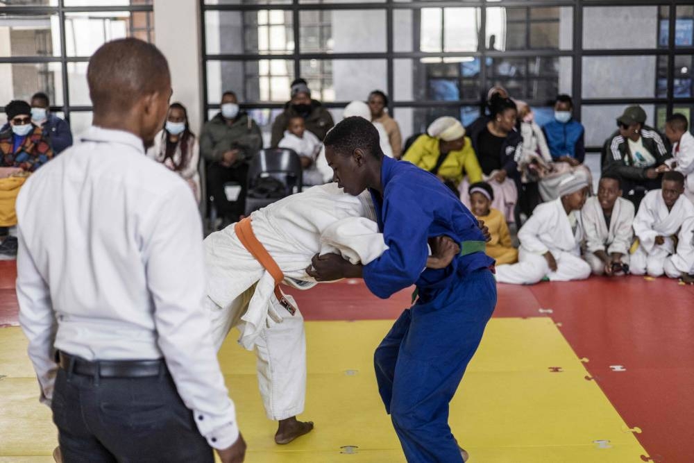 Zimbabwean green belt judoka Denzel Shumba, 17 (right), competes with South African orange belt judoka Lesego Rikhoto, 15 (left) in  Johannesburg, on June 18, 2022 at the Dojo for Peace in the densely migrant populated district of Berea during a demonstration organised to celebrate International World Refugee Day. — AFP pic