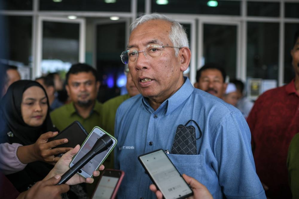  Datuk Seri Mahdzir Khalid speaks to reporters after opening the 48th Parent-Teacher Association meeting of Sekolah Menengah Kebangsaan Dato’ Syed Ahmad in Kuala Nerang June 20, 2022. — Bernama pic