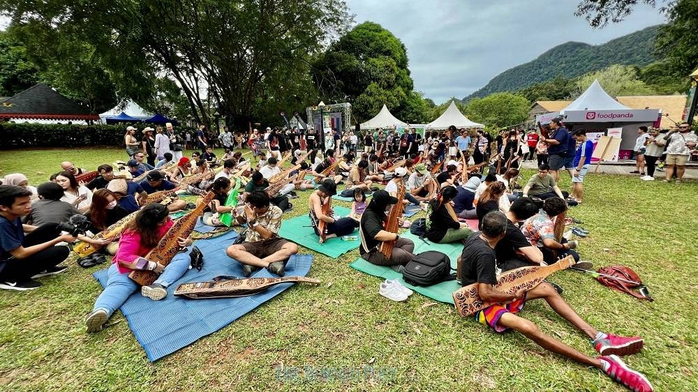 Participants learn how to play the safe at one of the classes held at RWMF. — Borneo Post Online pic