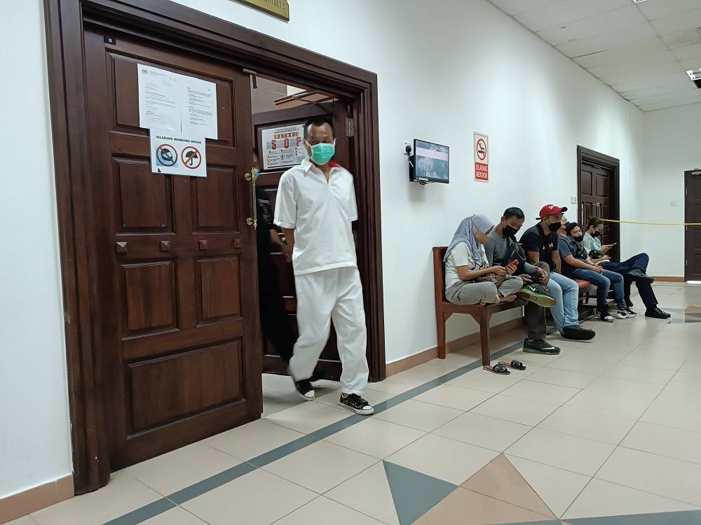 Ling leaves the courtroom following proceedings. — Borneo Post Online pic