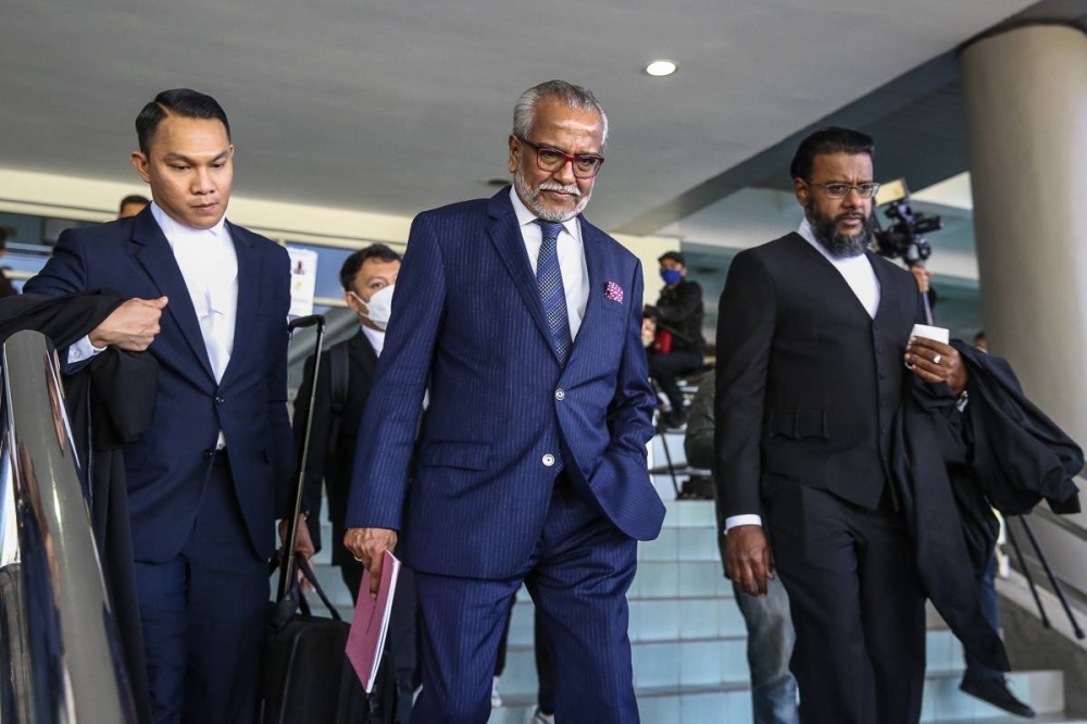 Lawyer Tan Sri Muhammad Shafee Abdullah speaks to reporters at the Shah Alam High Court June 21, 2022. In a press conference at the court, Bernama reported Samirah Muzaffar’s lead counsel Shafee as saying that during the incident, S. Suresh was hit on the head with a photographer’s camera. — Picture by Yusof Mat Isa