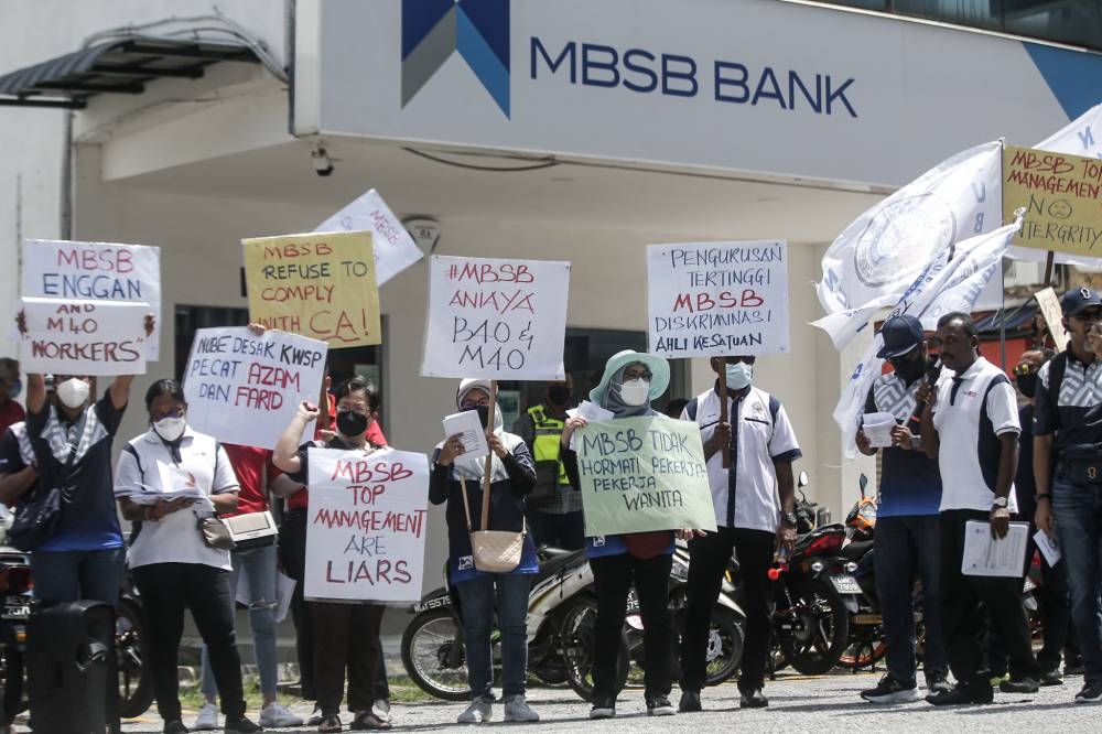 Nube members stage protest over alleged discrimination, abuse of power by MBSB Bank management - Vimarsana News