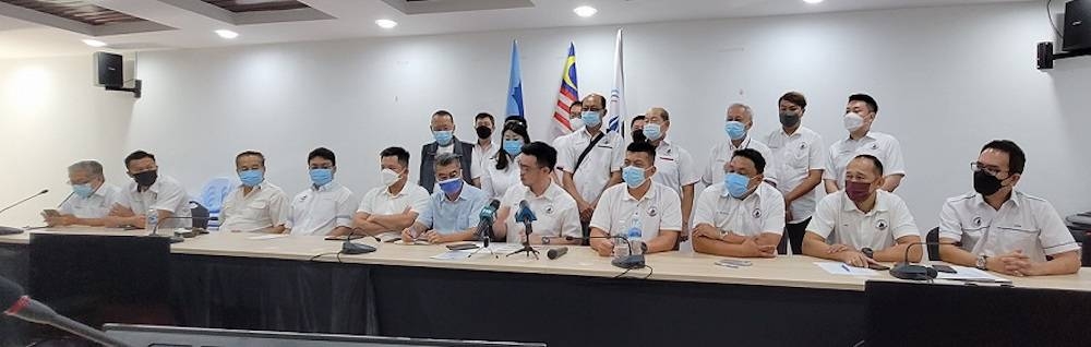 Parti Warisan vice president Datuk Junz Wong Junz (seated, 5th right) announces the setting up Warisan’s Sabah Chinese State Committee. — Borneo Post pic