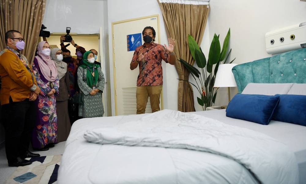 Health Minister Khairy Jamaluddin views a sleep lab at the Rembau Hospital, June 23, 2022. — Bernama pic 