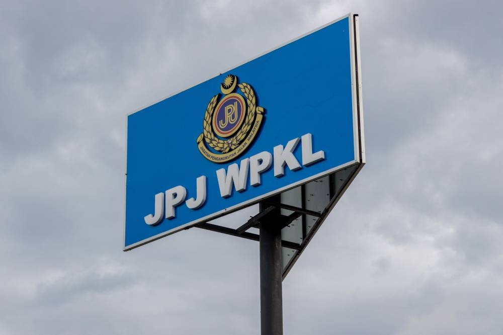 According to JPJ’s database, as of June 22, the number of LDL holders who have yet to renew their licences is 904,081 people, 14,216 (PDL), 197,030 (CDL) and 89,809 (PSV/GDL). — Picture by Firdaus Latif