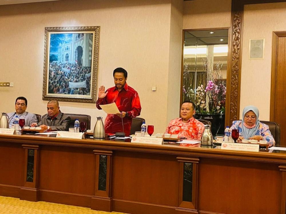 Former Selangor Barisan Nasional (BN) information chief Isham Jalil being sworn in as an Umno supreme council member, June 24, 2022. — Picture from Facebook/DrPuad Zarkashi 