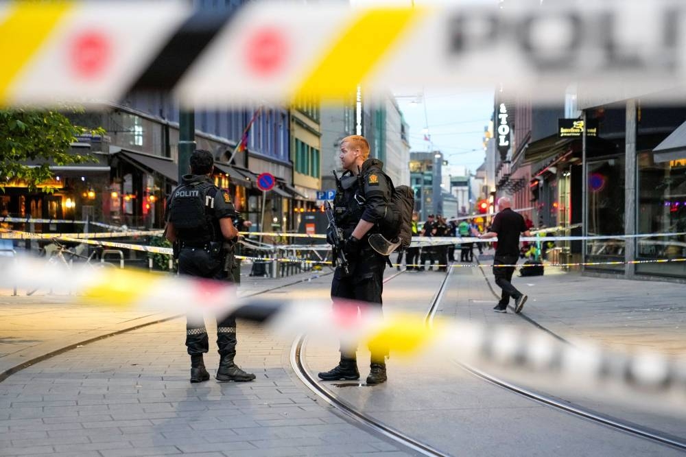 Security forces stand at the site where several people were injured during a shooting outside the London pub in central Oslo, Norway June 25, 2022. ― Javad Parsa/NTB/via Reuters
