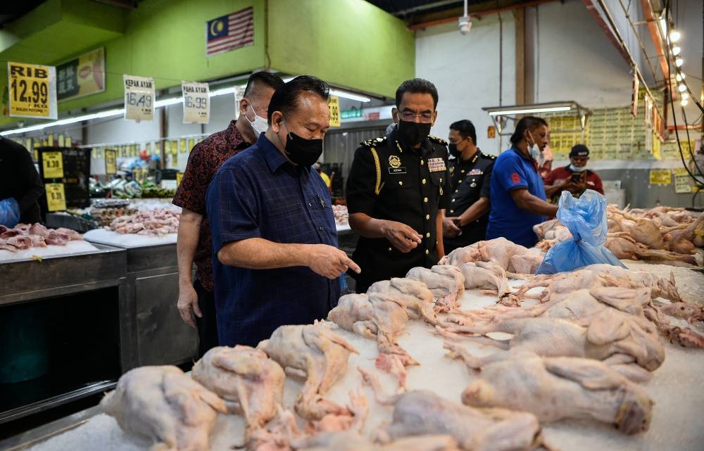 Datuk Seri Alexander Nanta Linggi said the session was held following the announcement of Prime Minister Datuk Seri Ismail Sabri Yaakob on the decision of the government to continue setting the ceiling price of chicken in the market. — Bernama pic