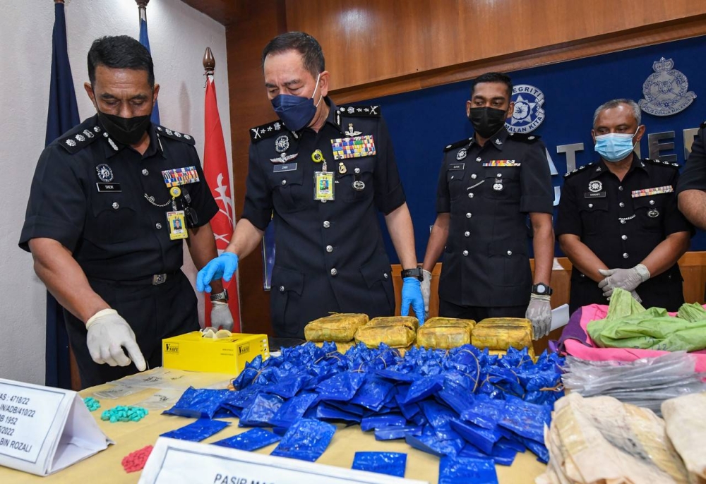 File picture shows Kelantan Acting Police Chief Datuk Muhamad Zaki Harun (second left) with officers showing various types of drugs at a press conference at the Kelantan Police Contingent Headquarters in Kota Baru, June 1, 2022. A man who was recently released after serving a prison sentence of more than 14 years in Songkhla Prison, Thailand was arrested along with 48,000 yaba pills worth RM480,000 in Kampung Dangar, Pasir Mas. — Bernama pic