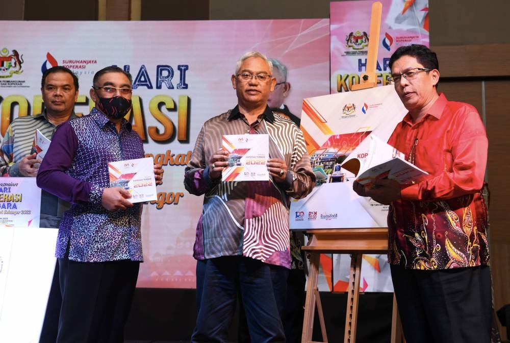 Minister of Entrepreneur Development and Cooperatives Tan Sri Noh Omar at the Selangor-level Malaysian Cooperatives Day Dinner, which was also attended by the Deputy Entrepreneur Development and Cooperatives Minister Datuk Muslimin Yahaya, Shah Alam June 25, 222. — Bernama pic 