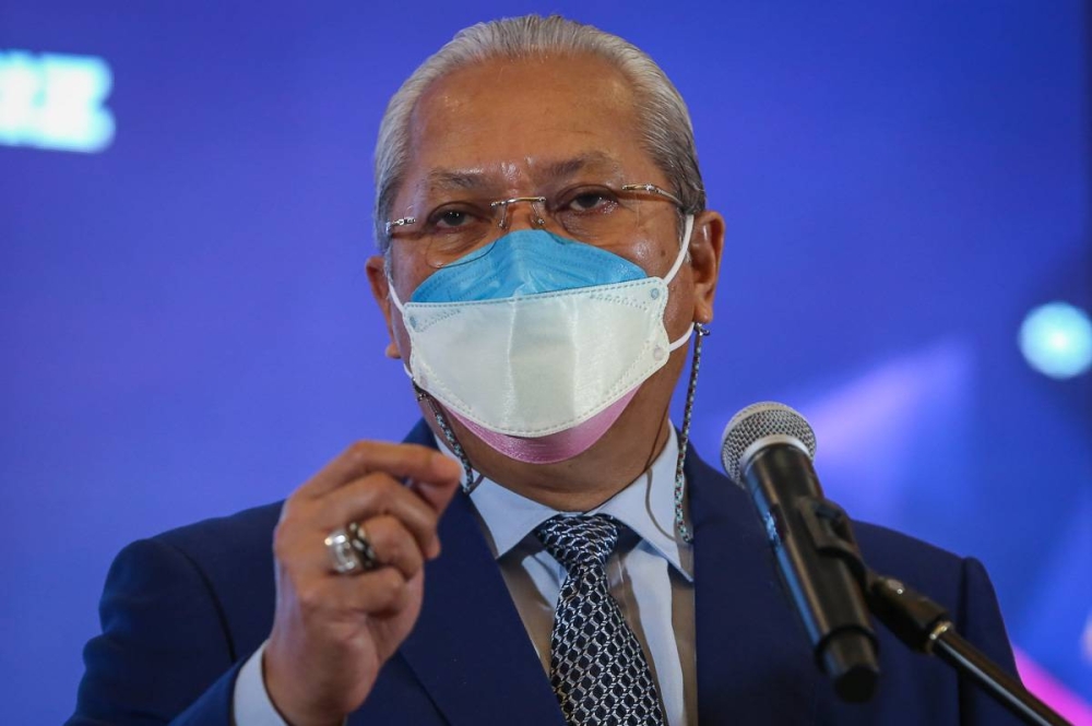 Communications and Multimedia Minister Tan Sri Annuar Musa has taken the initiative to organise a briefing session for Umno Youth on the implementation of the National 5G Project by Digital Nasional Berhad. — Picture by Yusof Mat Isa