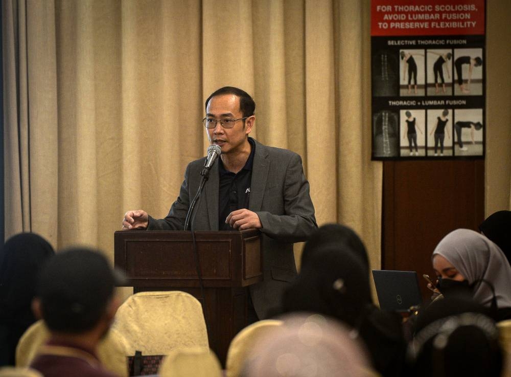 Orthopaedic surgeon and consultant at ALTY Hospital Dr Lim Sze Wei speaks during the Scoliosis Awareness Day programme organised by the Malaysian Scoliosis Support Group in Kuala Lumpur June 26, 2022. — Bernama pic