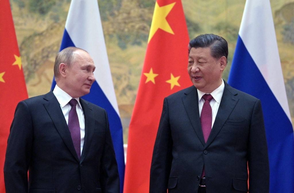Russian President Vladimir Putin (L) and Chinese President Xi Jinping pose for a photograph during their meeting in Beijing, on February 4, 2022. (Photo by Alexei Druzhinin / Sputnik / AFP)