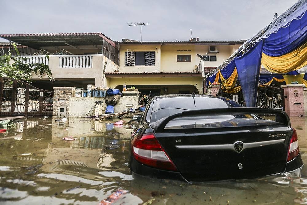 Homes are seen inundated by floodwaters in Taman Sri Muda in Shah Alam on December 20, 2021. — Picture by Hari Anggara