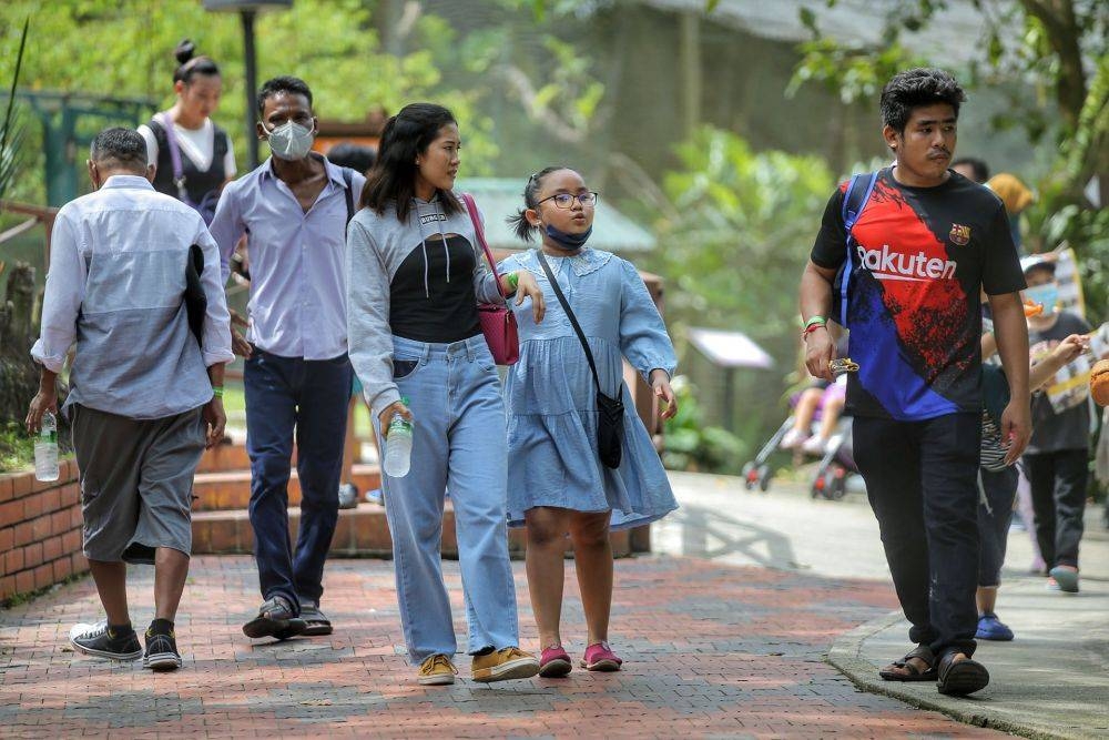 Some visitors opt to go maskless at the Kuala Lumpur Bird Park May 4, 2022. — Picture by Ahmad Zamzahuri