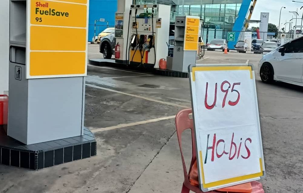 A sign with the words ‘U95 habis’ (no more U95) seen at a fuel station along Jalan Tun Jugah in Kuching.— Borneo Post pic 