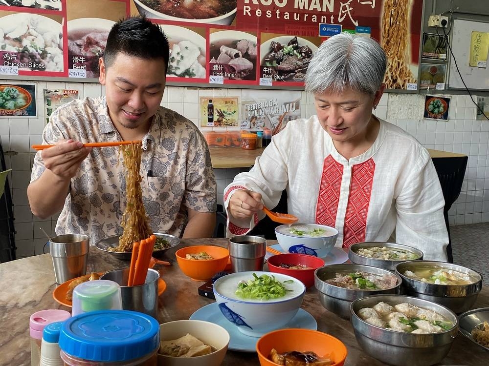 Penny Wong takes a stroll down memory lane on 'balik kampung' visit to Kota Kinabalu (VIDEO) - Vimarsana News
