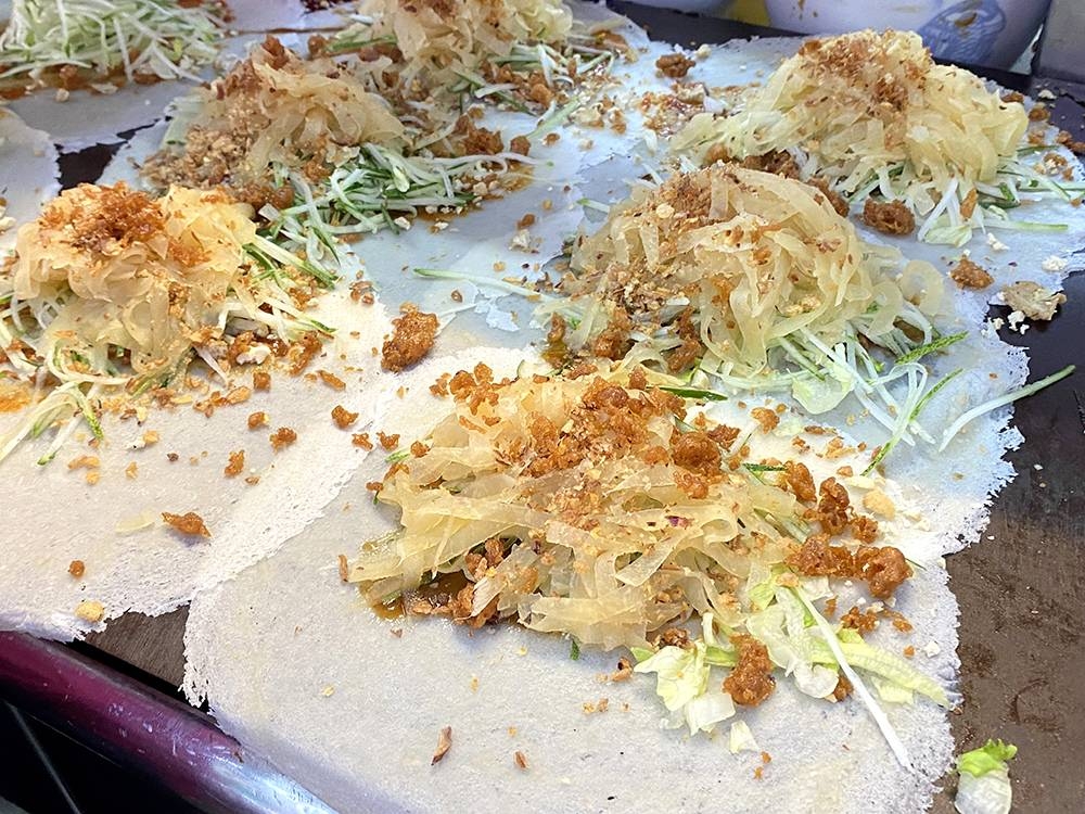 With a sprinkle of crispy bits, the 'popiah' is ready to be rolled.