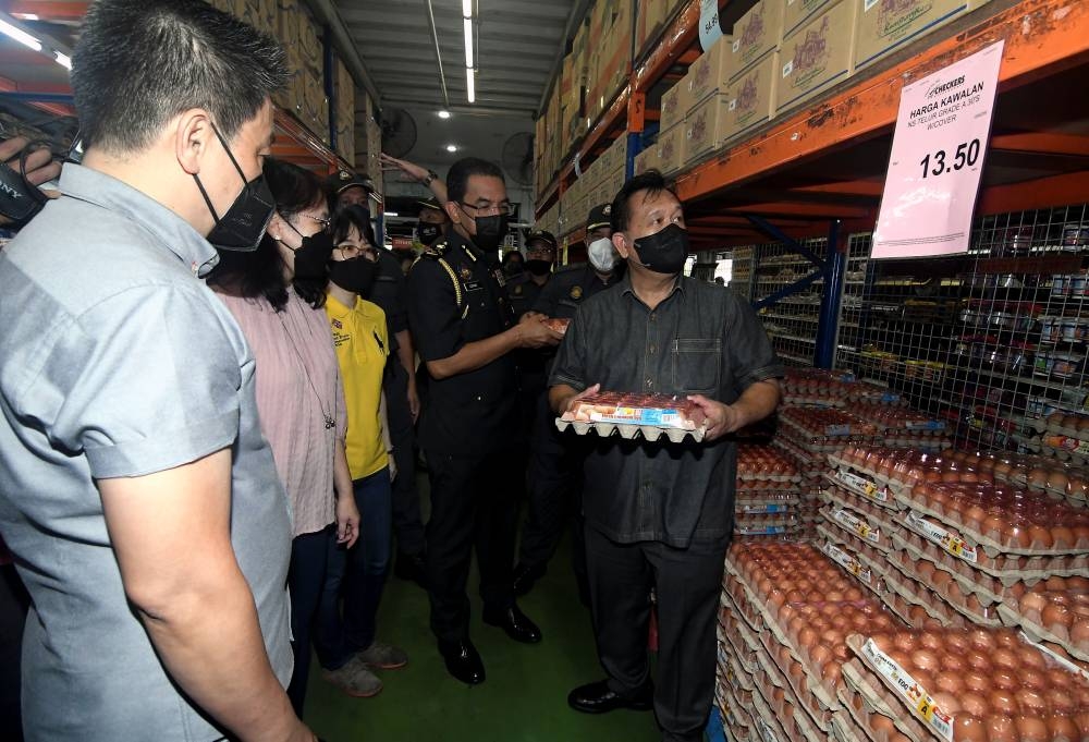 Domestic Trade and Consumer Affairs Minister Datuk Seri Alexander Nanta Linggi conducts a price check at Checkers Supermarket, Section 15 in Shah Alam, July 1, 2022. — Bernama pic 
