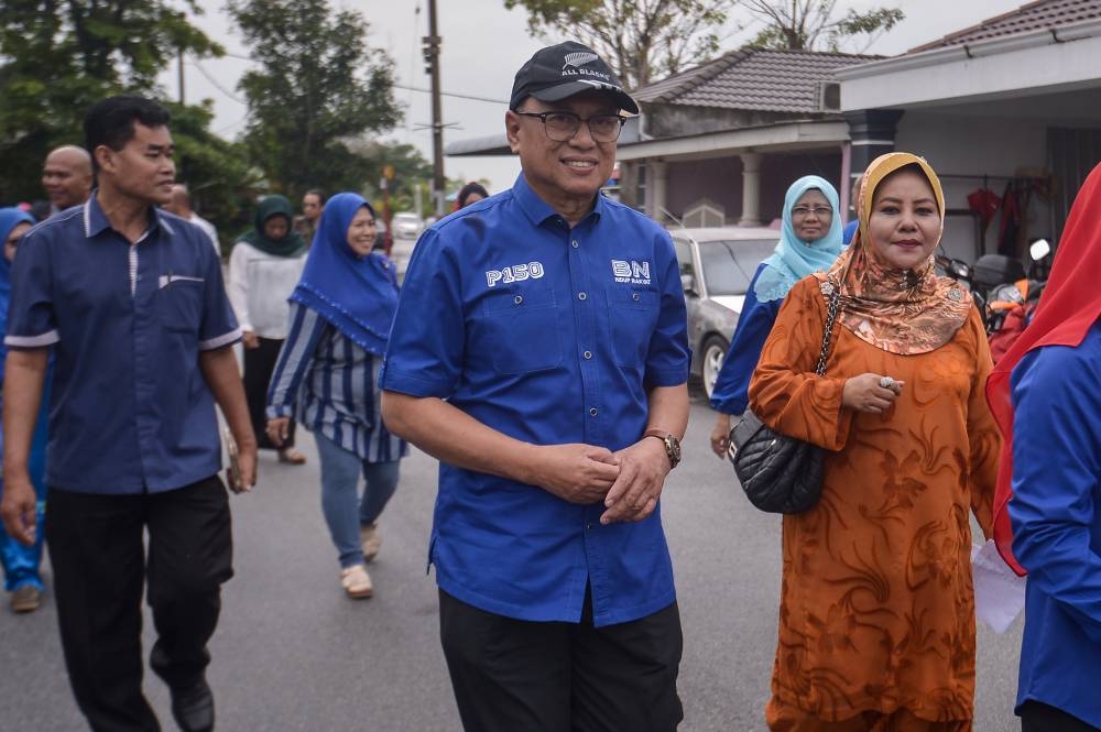 Johor Umno leader Datuk Mohd Puad Zakarshi (centre) says Datuk Seri Tajuddin Abdul Rahman's claims are irrelevant and he has clearly run out of ammunition to use against his critics. ― Picture by Mukhriz Hazim