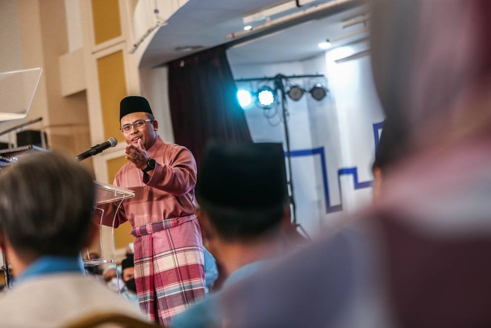 Vice president candidate Datuk Seri Amirudin Shari (right) giving his opening speech during the Launch of #KitaSemua PKR coalition at MBPJ Civic Hall May 7, 2022. - Picture by Hari Anggara