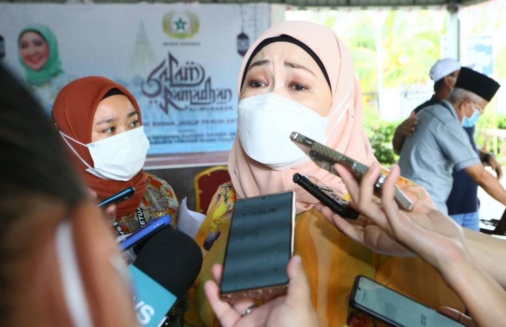 Sharifah Hasidah speaks to reporters after officiating at the programme on April 7, 2022. — Picture by Muhammad Rais Sanusi/Borneo Post