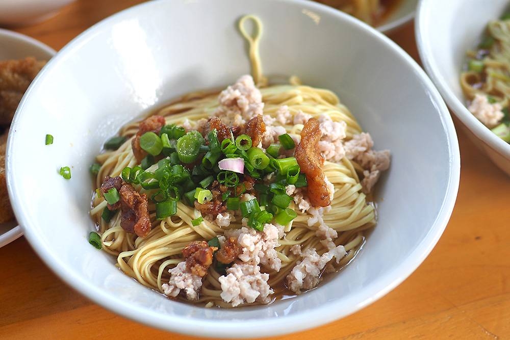 The Hakka noodles is generous with the handmade strands that have an 'al dente' texture with fluffy minced pork, crispy lard fritters and spring onions.