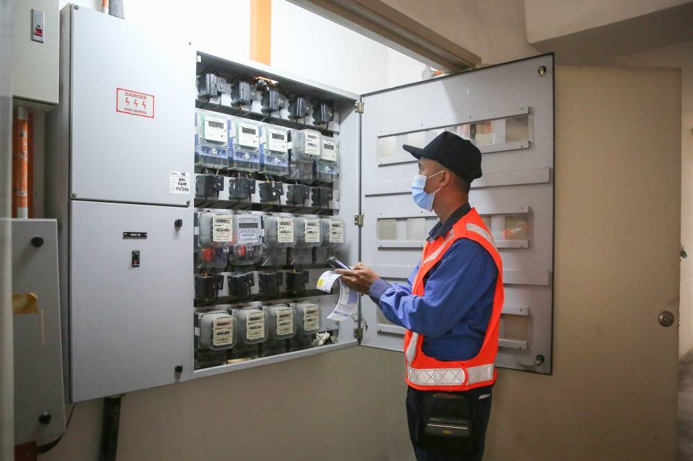 A Tenaga Nasional Berhad (TNB) personnel reading the electricity meter in a residential area in Shah Alam November 3, 2020. — Picture by Yusof Mat Isa