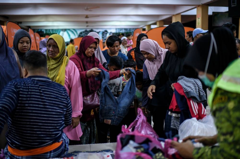 People evacuated from flood-hit Kampung Iboi and Kampung Tunjang Luas are seen at a relief centre in Baling, Kedah July 5, 2022. — Bernama pic