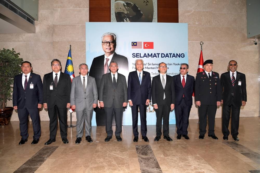 Datuk Seri Ismail Sabri Yaakob (centre) arrives in Istanbul to begin a four-day official visit to Turkey, today. A special plane carrying the PM and his delegation landed at Istanbul Sabiha Gokcen International Airport (ISGIA) at 8.40am (1.40 pm Malaysian time), July 5, 2022. — Bernama pic 