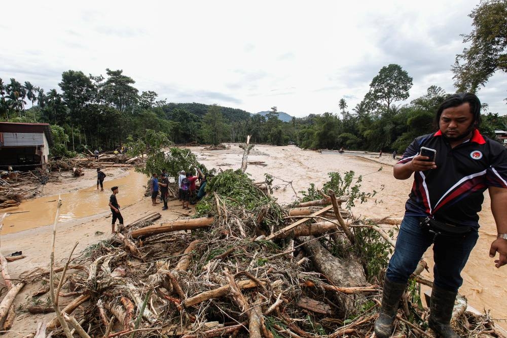 Residents look at the aftermath of the flash floods that took place yesterday evening affecting Kampung Bukit Iboi and its surrounding areas in Baling, Kedah on July 5, 2022. — Picture by Sayuti Zainudin