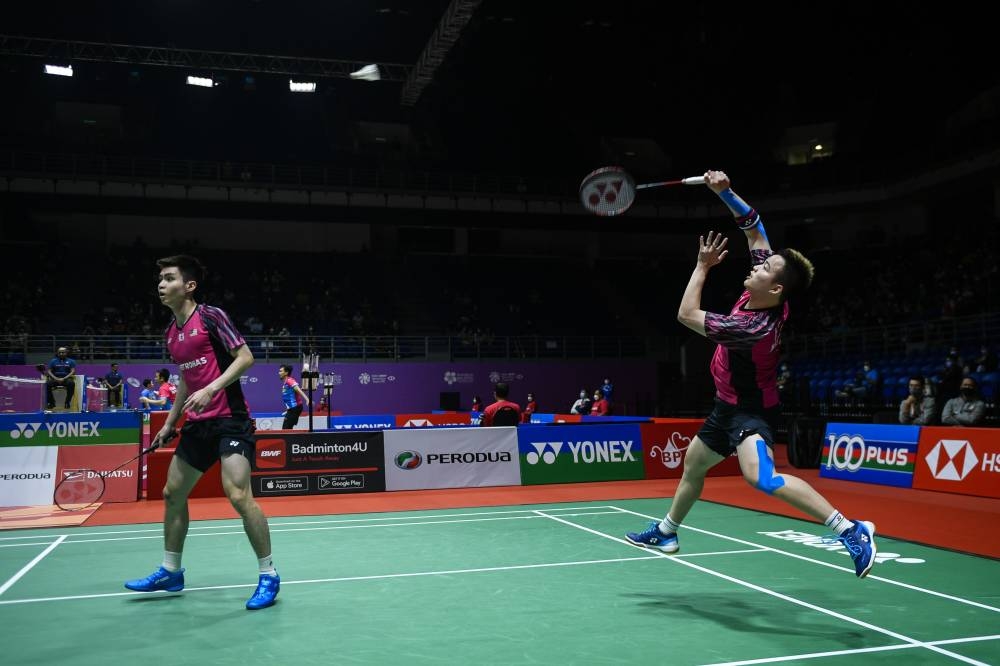 Malaysian men’s badminton doubles action by Soh Wooi Yik (left) and Aaron Chia during the match against Japanese players Akira Koga and Taichi Saito in the Perodua Malaysia Masters 2022 qualifier at Axiata Arena Bukit Jalil, July 5, 2022. — Bernama pic 