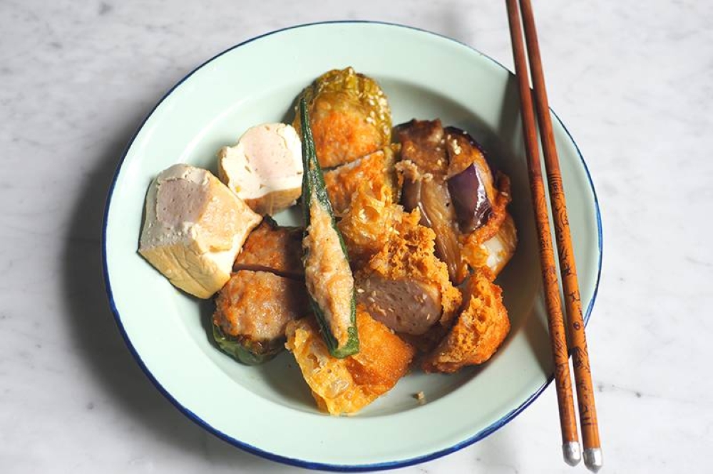 Select from the counter which 'yong liew' you prefer and pair it with brown sauce or curry.