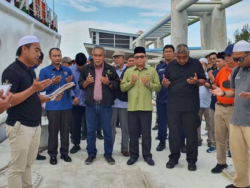(From front third left) Len Talif and Kipli join prayers before heading to sea. — Picture from Facebook/ DUN Sarawak N41 Kuala Rajang via Borneo Post 