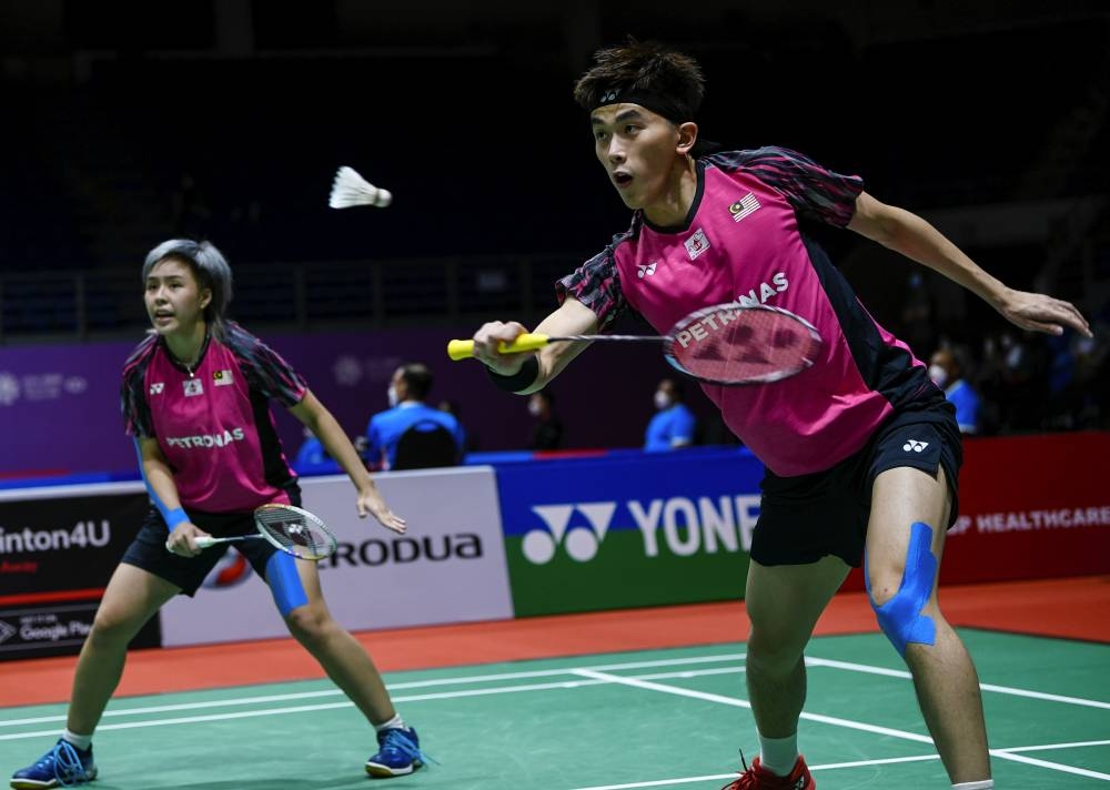 Malaysian mixed badminton doubles pair Hoo Pang Ron (right) and Toh Ee Wei during the match against South Koreans Kim Won Ho and Jeong Na Eun at the Perodua Malaysia Masters 2022 badminton match at Axiata Arena Bukit Jalil, July 6, 2022. — Bernama pic 