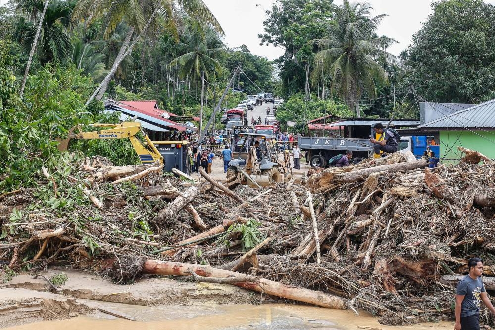 Workers are seen clearing the aftermath of the flash floods that took place in Kampung Bukit Iboi and its surrounding areas in Baling, Kedah on July 5, 2022. — Picture by Sayuti Zainudin
