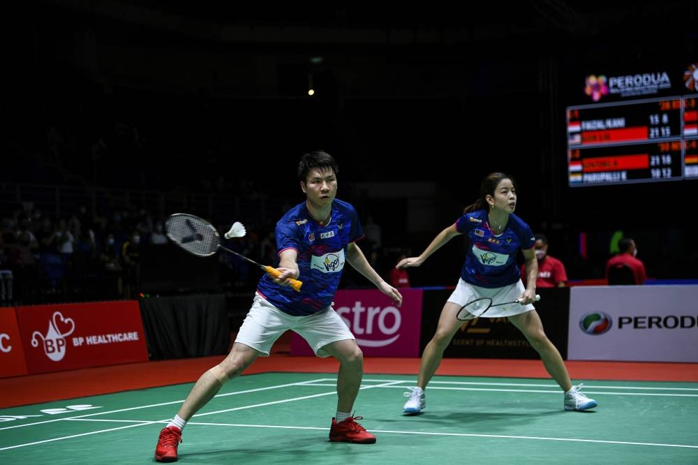 Malaysian mixed doubles pair Goh Soon Huat and Lai Shevon Jemie in action against Indonesian players Hafiz Faizal and Serena Kani at Axiata Arena Bukit Jalil, July 7, 2022. — Bernama pic 