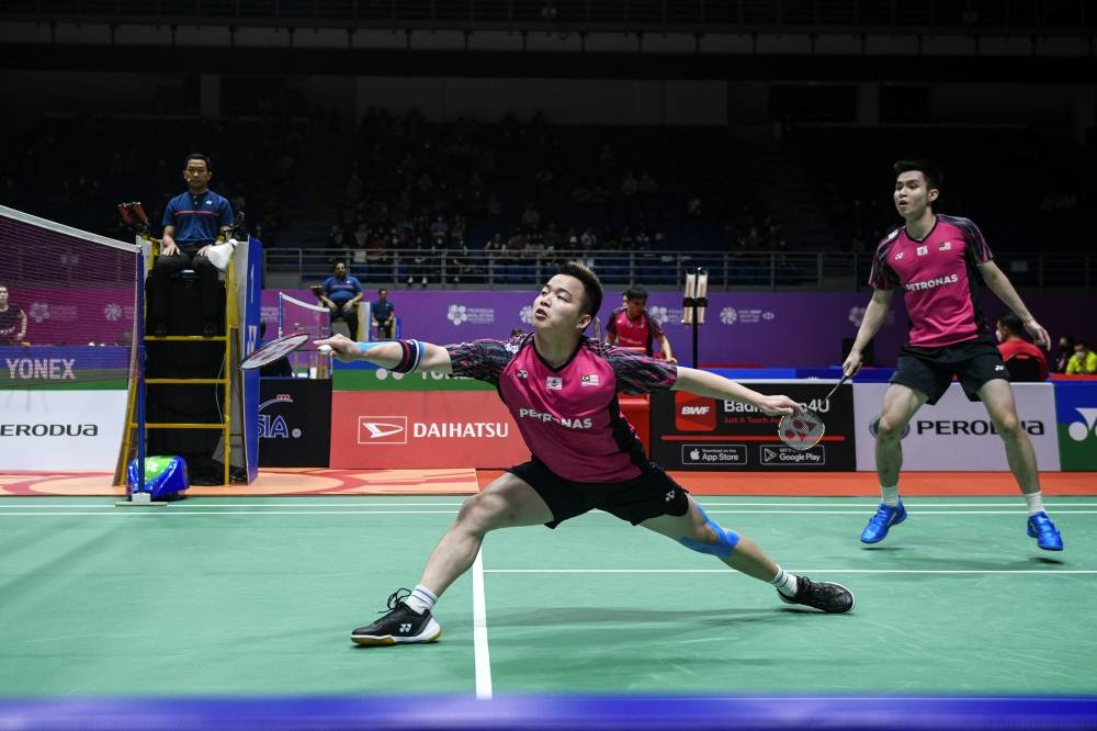 Malaysian men’s badminton doubles pair Soh Wooi Yik (right) and Aaron Chia against South Koreans Kim Gi Jung and Kim Sa Rang at Axiata Arena Bukit Jalil, July 7, 2022. — Bernama pic 